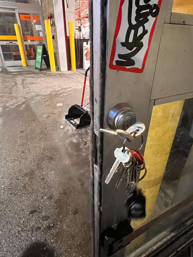 Emergency locksmith Miami โ keys in lock