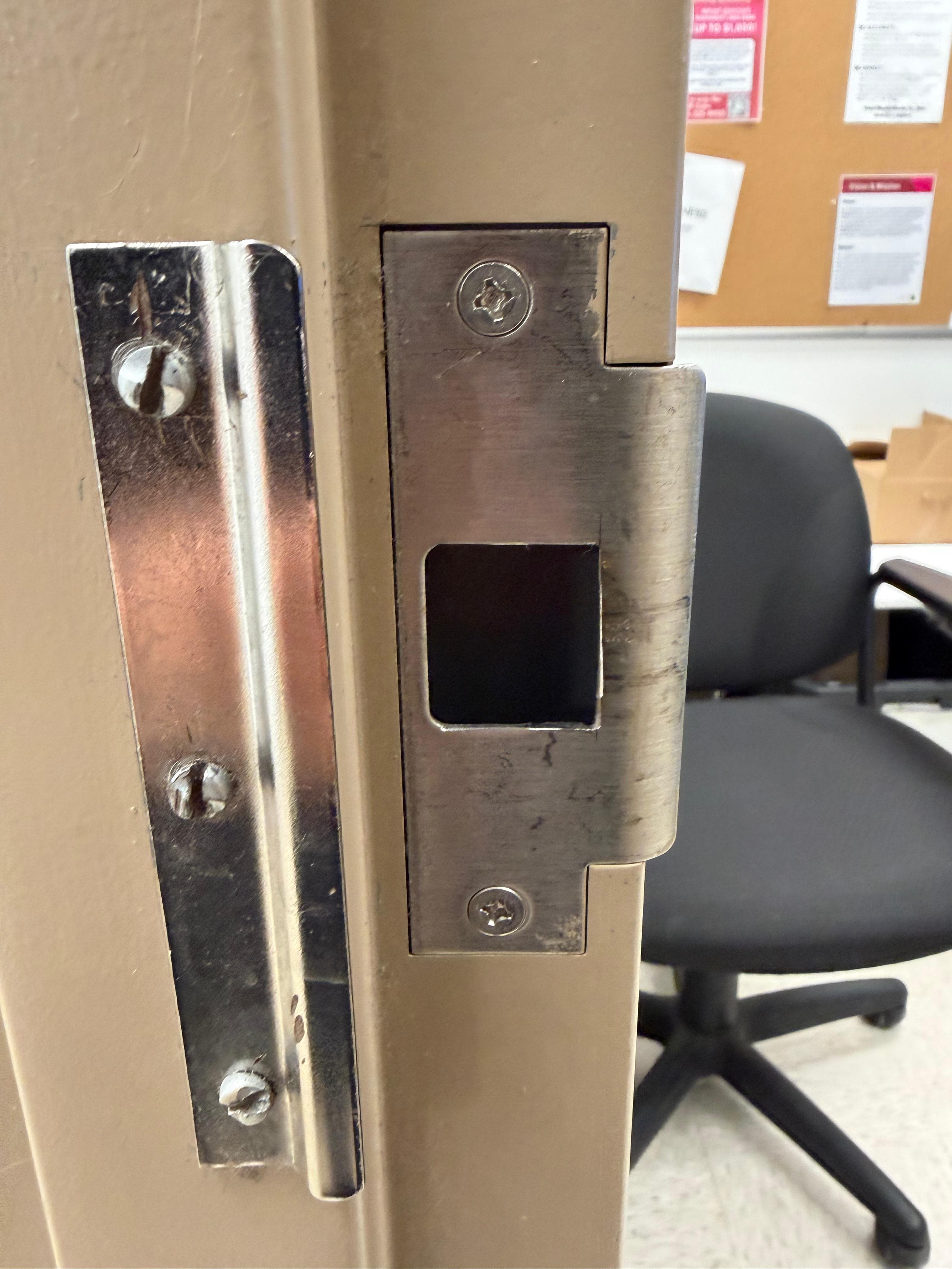 Office lockout service Miami โ commercial door latch